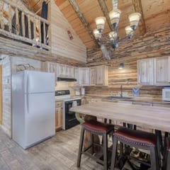 Cabin by Yellowstone • Family, Pet & Work Friendly, 1 bedroom + a bonus sleeping loft