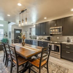 Month to Month Rental - Fire Pit, New Kitchen, Close to Salt Lake & Skiing