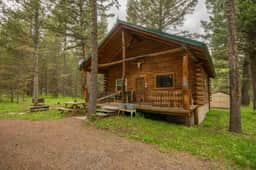 Cabin by Yellowstone • Family, Pet & Work Friendly, 1 bedroom + a bonus sleeping loft