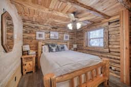 Cabin by Yellowstone • Family, Pet & Work Friendly, 1 bedroom + a bonus sleeping loft