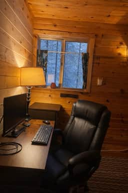 Cabin by Yellowstone • Family, Pet & Work Friendly, 1 bedroom + a bonus sleeping loft
