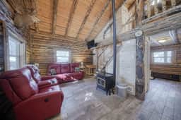 Cabin by Yellowstone • Family, Pet & Work Friendly, 1 bedroom + a bonus sleeping loft