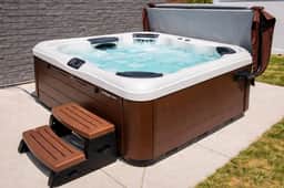 Diamond Escape: Family Fun with Hot Tub, Trampoline & Spacious Yard