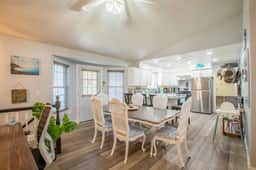 Duke's Hawaiian Surfer Haven: Spacious 4BD Home for Long Stays