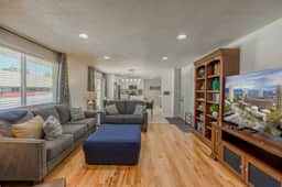 Lost Creek - Family Amenities|Pets|Desks|Fenced Backyard