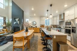 Midnight Manor | Bold, Modern Vibes & Spacious