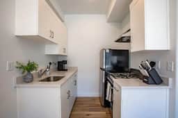 Modern Basement Studio: Fast WiFi & Perfect for Long Stays