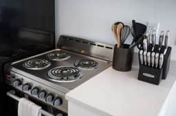 Modern Basement Studio: Fast WiFi & Perfect for Long Stays