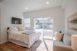Modern Basement Studio: Fast WiFi & Perfect for Long Stays