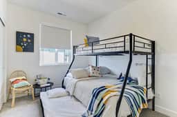Modern Townhome Lemon Breeze - Perfect for families or Business accommodation