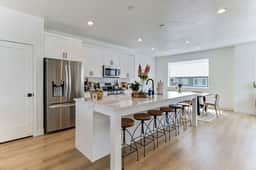 Modern Townhome Lemon Breeze - Perfect for families or Business accommodation