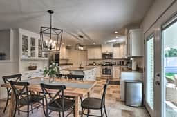 Riverview Retreat: Temple + Greenbelt + Private Backyard