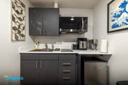 Silver Studio Oasis | Pet-Friendly Getaway Near Airport & Downtown Vibes