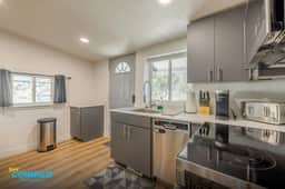 Silver Suite + Near Downtown