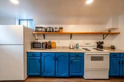 Cozy Stay | Patio | Full Kitchen | Long Term Ready - Image 4