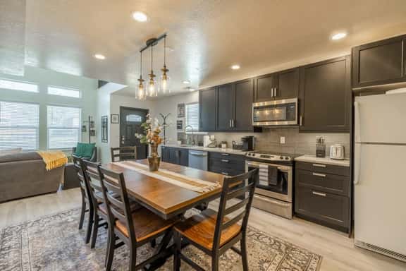 Month to Month Rental - Fire Pit, New Kitchen, Close to Salt Lake & Skiing - Image 1
