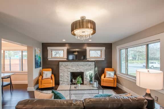 Parkway Place: Work, Relax, and Stay Long with Garage & Office Space - Image 1