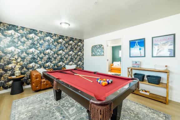 Apres Abode • Pet-Friendly Ski Retreat w/ Hot Tub - Image 1