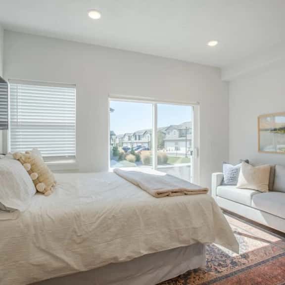 Modern Basement Studio: Fast WiFi & Perfect for Long Stays - Image 1