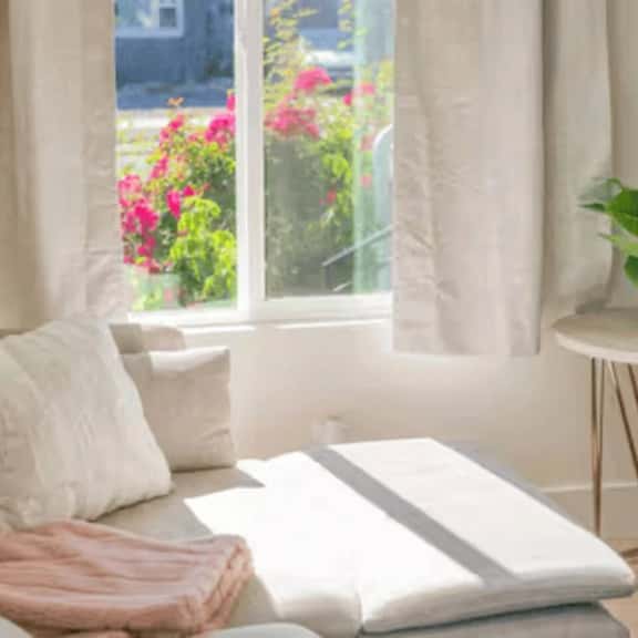 Downtown SLC Bungalow: Near TRAX | Long-Term Stays - Image 1