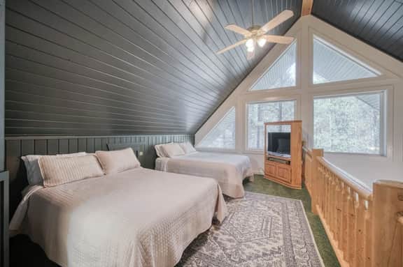 Bill's Island Hideaway | Tranquil Escape with Hot Tub, Trailer Parking & BBQ Grill & 4th Bonus Bedroom in Loft