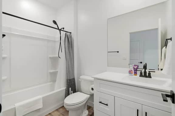 Budget-Friendly Near Zion | Comfortable | Clean