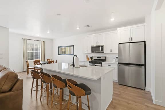 Budget-Friendly Near Zion | Comfortable | Clean - Image 4