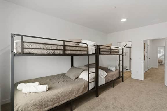 Budget-Friendly Near Zion | Comfortable | Clean - Image 3