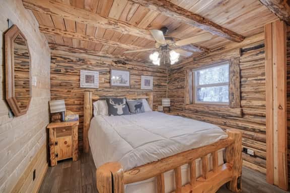 Cabin by Yellowstone • Family, Pet & Work Friendly, 1 bedroom + a bonus sleeping loft