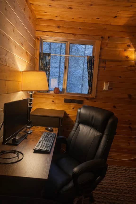 Cabin by Yellowstone • Family, Pet & Work Friendly, 1 bedroom + a bonus sleeping loft