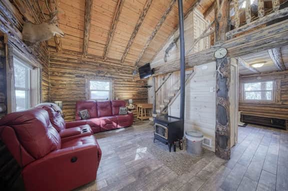 Cabin by Yellowstone • Family, Pet & Work Friendly, 1 bedroom + a bonus sleeping loft