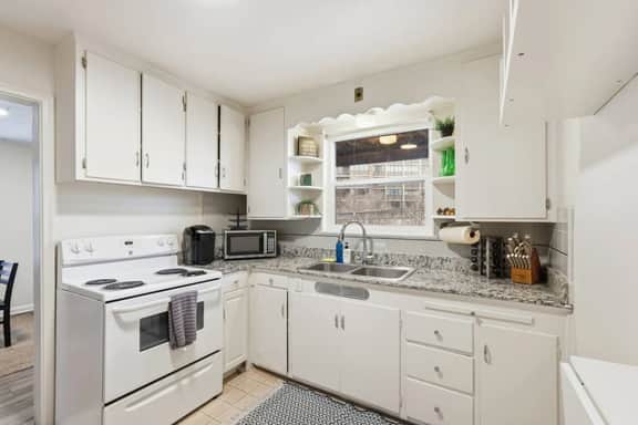 Downtown Comfort | 5 Min Walk + Near Ski Resorts