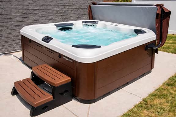 Diamond Escape: Family Fun with Hot Tub, Trampoline & Spacious Yard