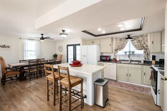 Family Getaway: Modern Farmhouse for Adventure!