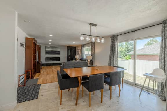 Lost Creek - Family Amenities|Pets|Desks|Fenced Backyard