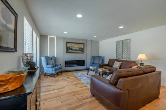 Lost Creek - Family Amenities|Pets|Desks|Fenced Backyard