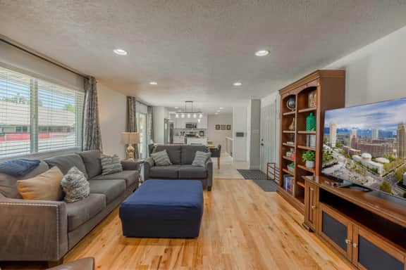 Lost Creek - Family Amenities|Pets|Desks|Fenced Backyard