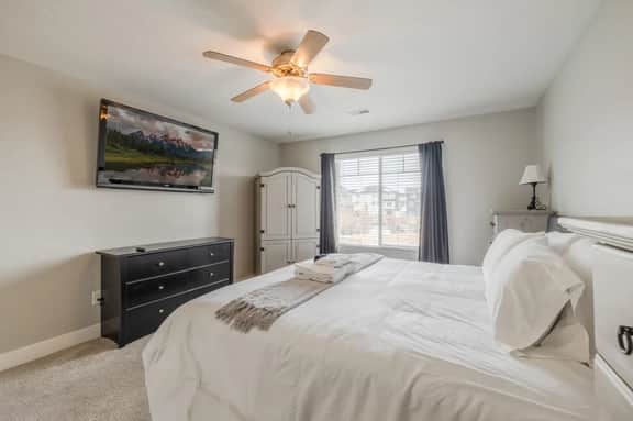Luxury Living: Stunning Home by Oquirrh Mountain & Temple