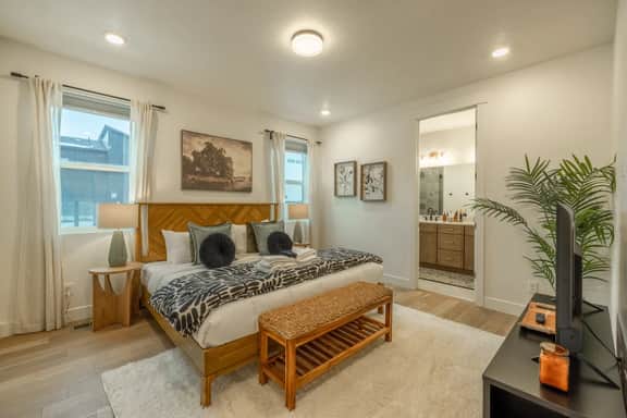 Midnight Manor | Bold, Modern Vibes & Spacious