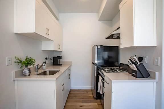 Modern Basement Studio: Fast WiFi & Perfect for Long Stays