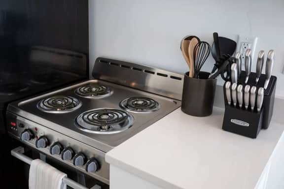 Modern Basement Studio: Fast WiFi & Perfect for Long Stays