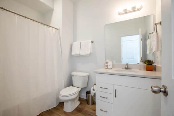 Modern Basement Studio: Fast WiFi & Perfect for Long Stays