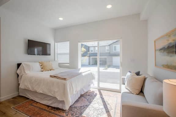 Modern Basement Studio: Fast WiFi & Perfect for Long Stays