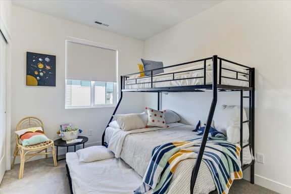 Modern Townhome Lemon Breeze - Perfect for families or Business accommodation