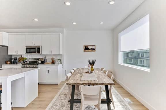 Modern Townhome Lemon Breeze - Perfect for families or Business accommodation