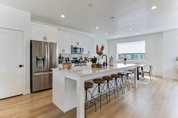 Modern Townhome Lemon Breeze - Perfect for families or Business accommodation