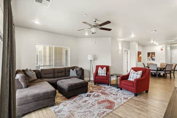 Poolside Suite Near Zion | Hot Tub | Pickleball