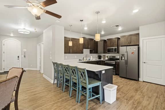 Poolside Suite Near Zion | Hot Tub | Pickleball