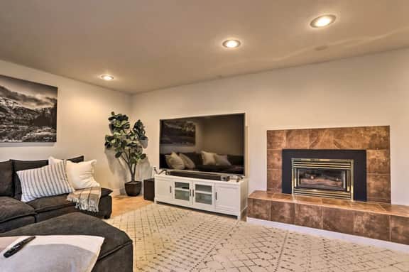 Riverview Retreat: Temple + Greenbelt + Private Backyard
