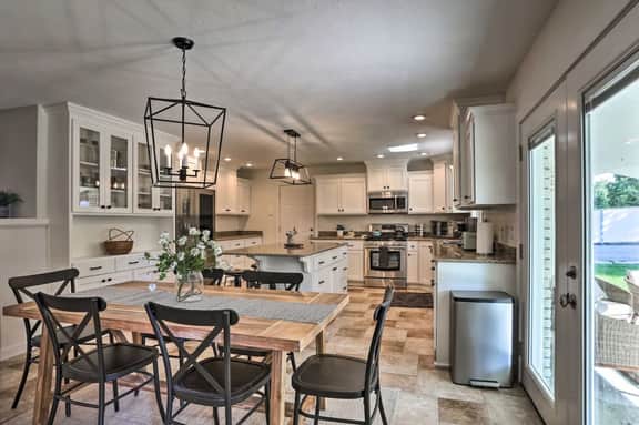Riverview Retreat: Temple + Greenbelt + Private Backyard